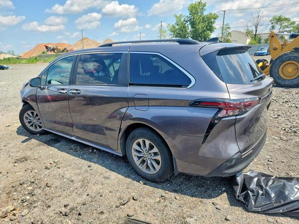 2024 TOYOTA SIENNA XLE