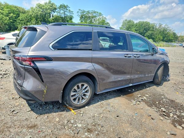 2024 TOYOTA SIENNA XLE