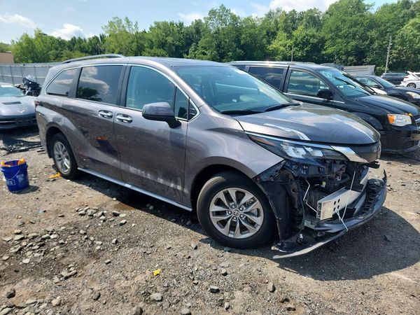 2024 TOYOTA SIENNA XLE