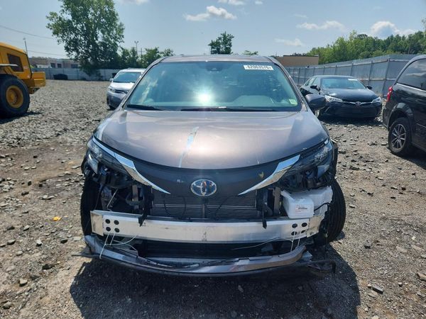 2024 TOYOTA SIENNA XLE