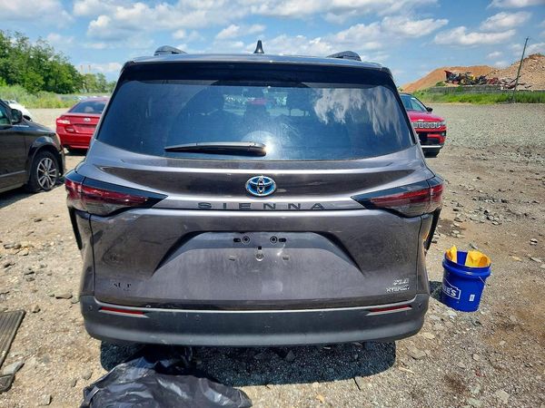 2024 TOYOTA SIENNA XLE