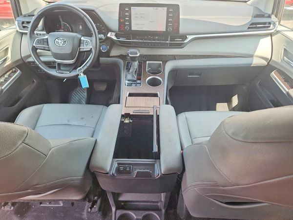 2024 TOYOTA SIENNA XLE