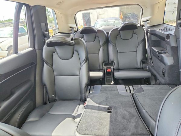 2019 VOLVO XC90 Momentum
