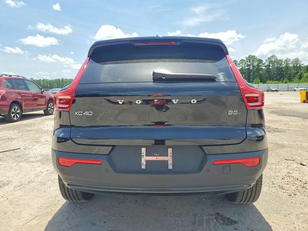 2026 VOLVO XC40 Plus Dark