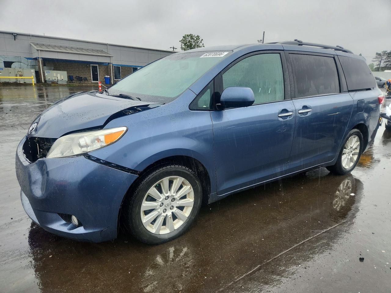 2015 TOYOTA SIENNA