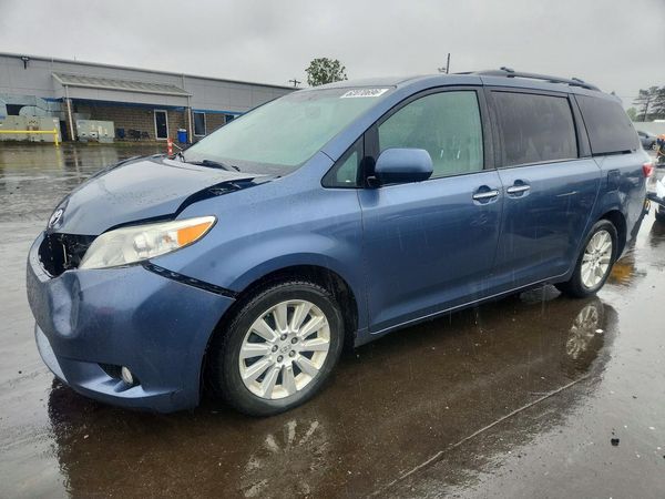 2015 TOYOTA SIENNA