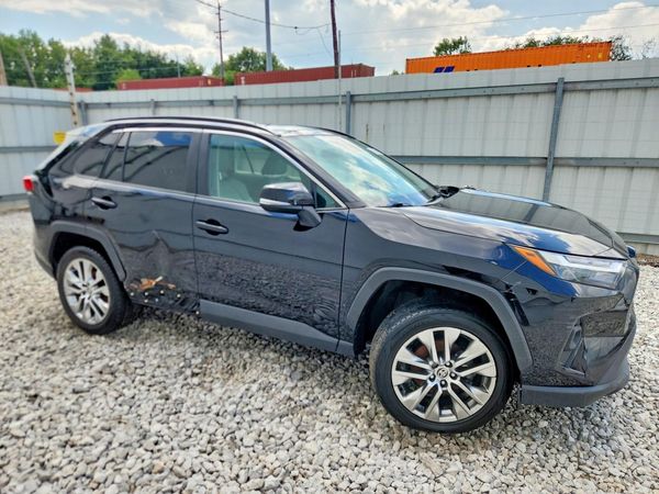 2022 TOYOTA RAV4 XLE Premium — Passenger 3/4