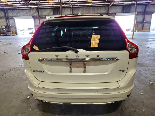 2015 VOLVO XC60 Platinum (non R design)