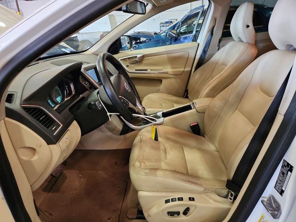 2015 VOLVO XC60 Platinum (non R design)