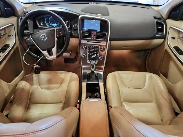 2015 VOLVO XC60 Platinum (non R design)