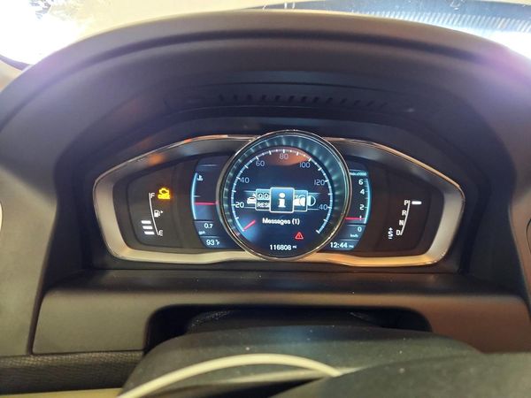 2015 VOLVO XC60 Platinum (non R design)