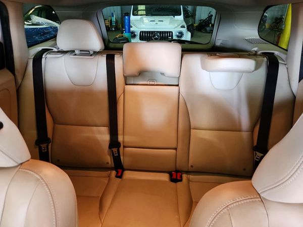 2015 VOLVO XC60 Platinum (non R design)