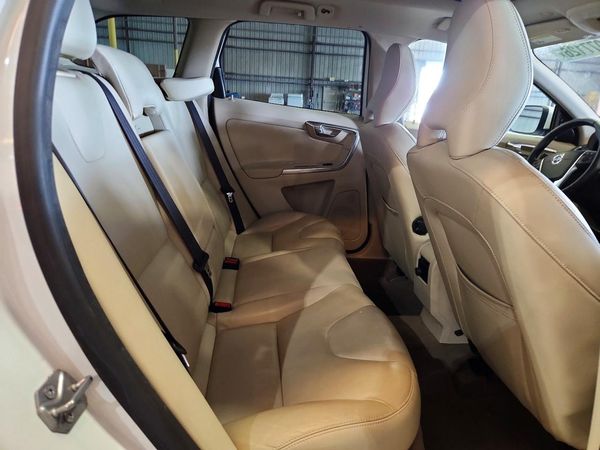 2015 VOLVO XC60 Platinum (non R design)