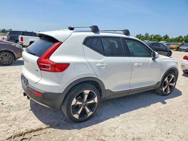 2019 VOLVO XC40