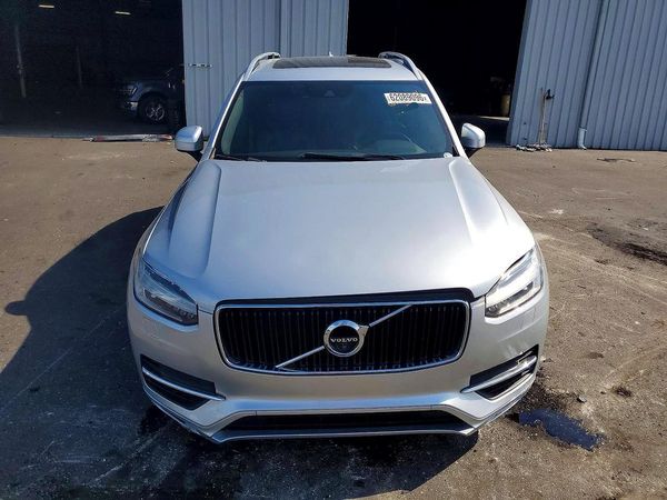 2018 VOLVO XC90 Momentum