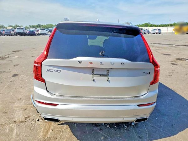 2018 VOLVO XC90 Momentum