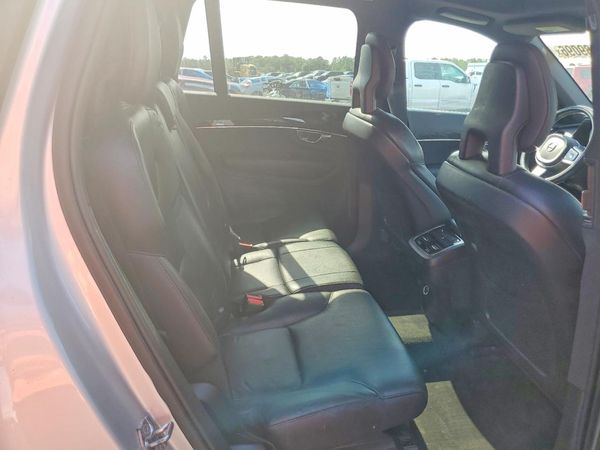 2018 VOLVO XC90 Momentum