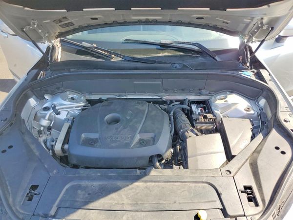 2018 VOLVO XC90 Momentum