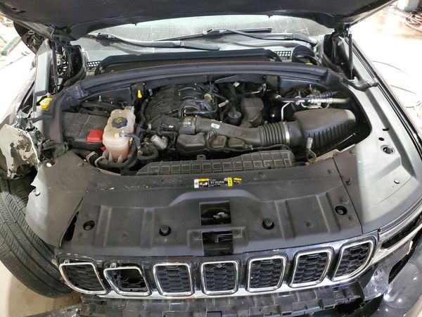 2022 JEEP CHEROKEE Limited — Engine bay