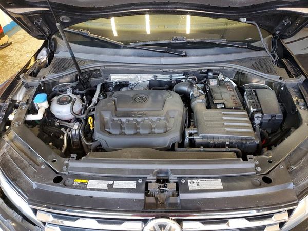 2018 VOLKSWAGEN TIGUAN SE, 4Motion SEL — Engine bay