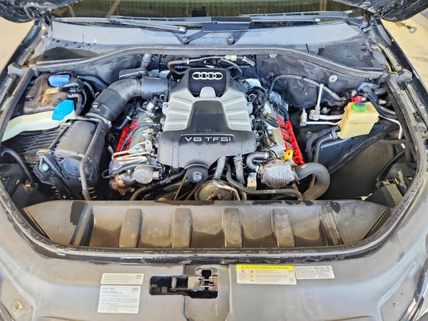 2015 AUDI Q7 S Line Prestige — Engine bay
