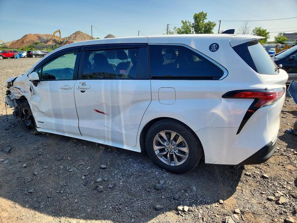 2021 TOYOTA SIENNA LE