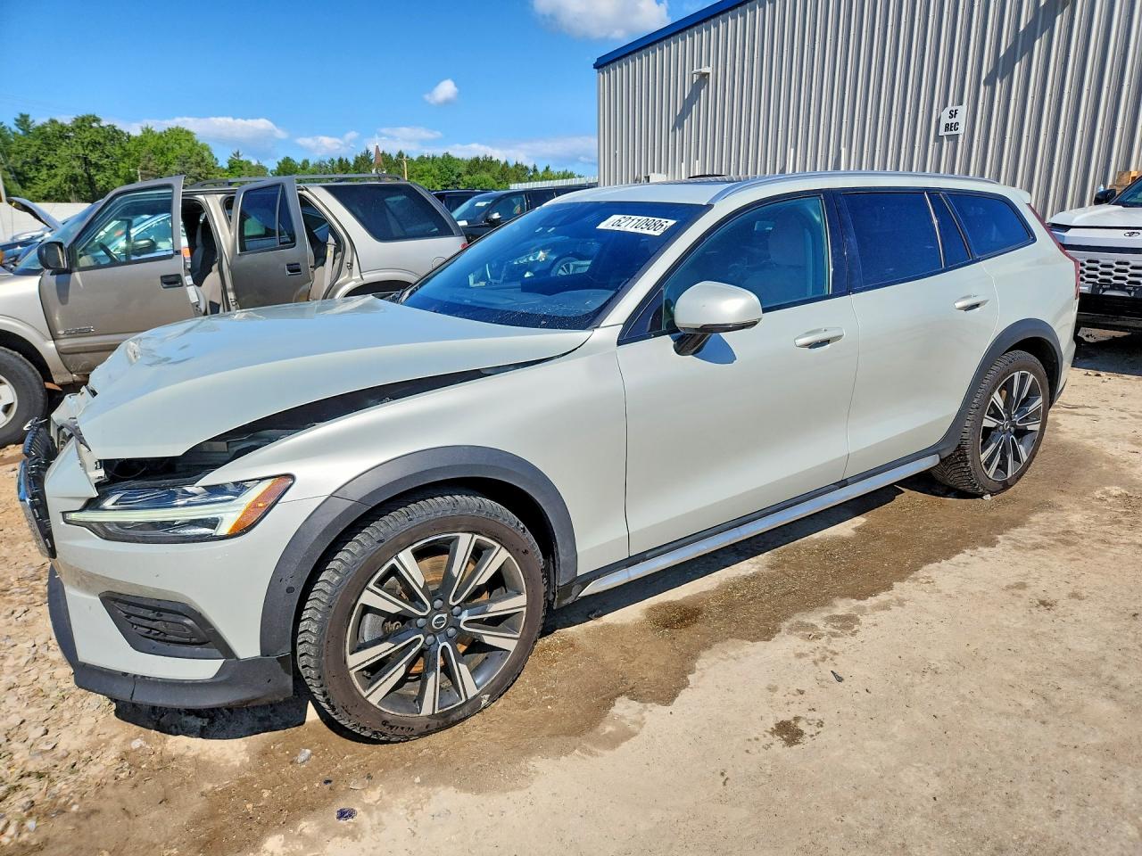 2020 VOLVO V60 CROSS COUNTRY Momentum