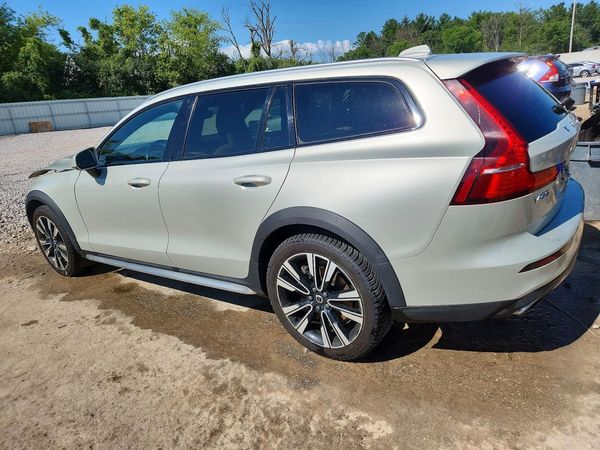 2020 VOLVO V60 CROSS COUNTRY Momentum