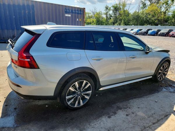 2020 VOLVO V60 CROSS COUNTRY Momentum