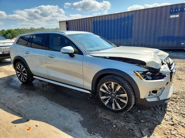 2020 VOLVO V60 CROSS COUNTRY Momentum