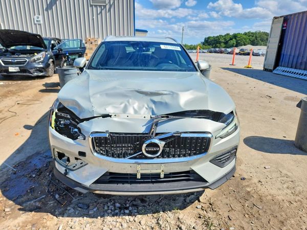 2020 VOLVO V60 CROSS COUNTRY Momentum
