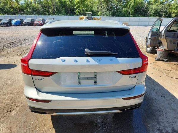 2020 VOLVO V60 CROSS COUNTRY Momentum