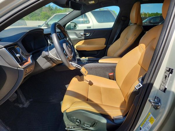 2020 VOLVO V60 CROSS COUNTRY Momentum