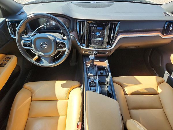 2020 VOLVO V60 CROSS COUNTRY Momentum