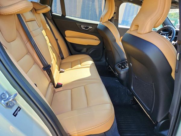 2020 VOLVO V60 CROSS COUNTRY Momentum