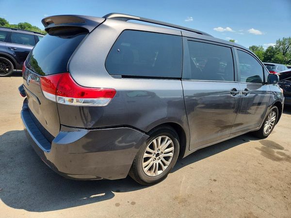 2014 TOYOTA SIENNA