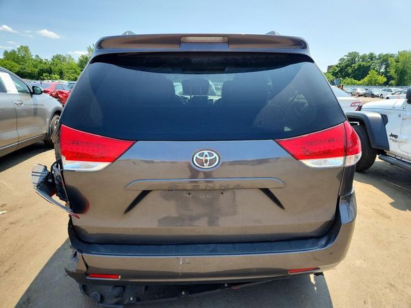 2014 TOYOTA SIENNA