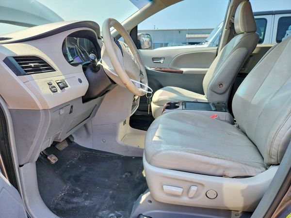 2014 TOYOTA SIENNA
