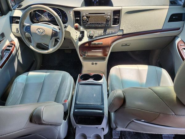 2014 TOYOTA SIENNA