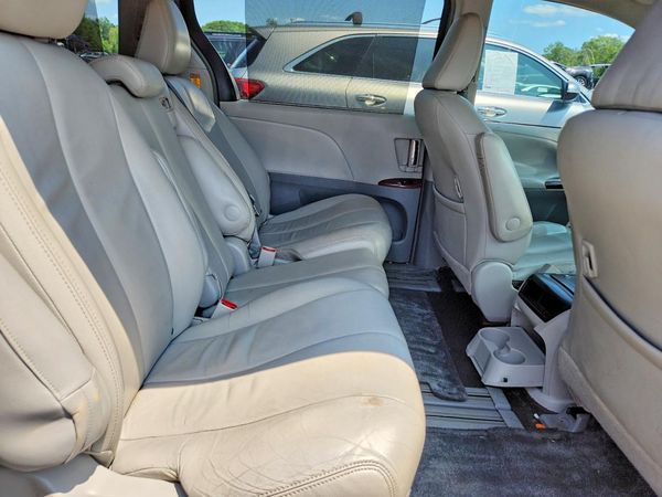 2014 TOYOTA SIENNA