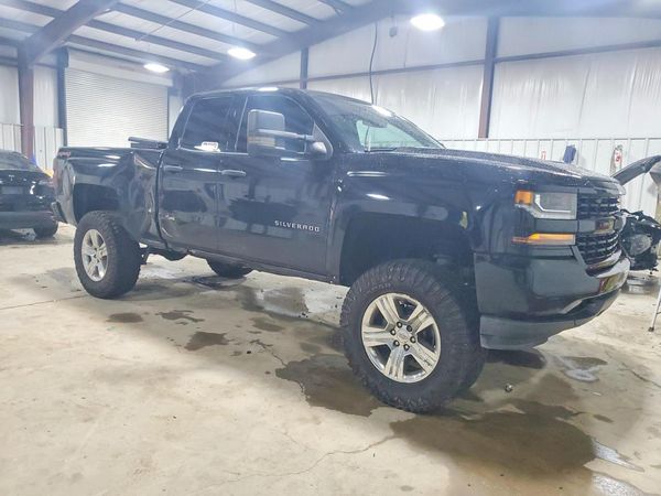 2017 CHEVROLET SILVERADO Custom — Passenger 3/4
