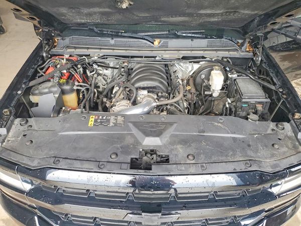 2017 CHEVROLET SILVERADO Custom — Engine bay