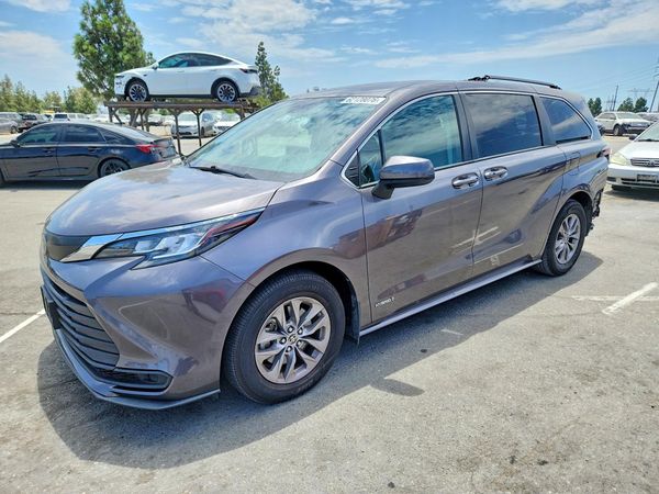 2021 TOYOTA SIENNA LE