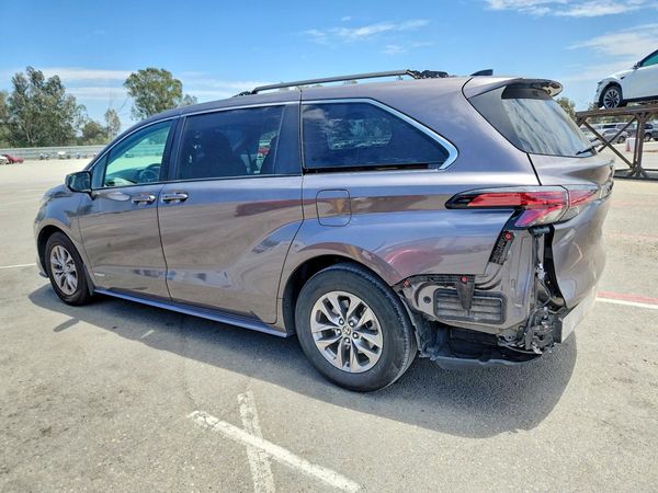 2021 TOYOTA SIENNA LE