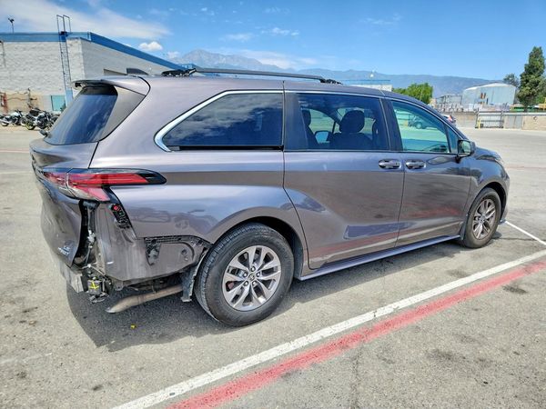 2021 TOYOTA SIENNA LE