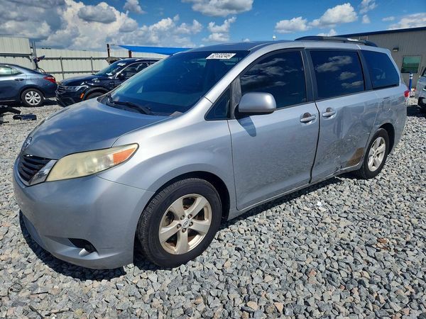2013 TOYOTA SIENNA
