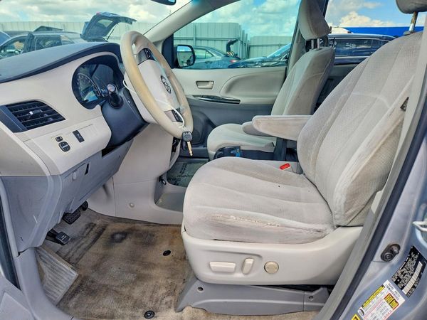 2013 TOYOTA SIENNA