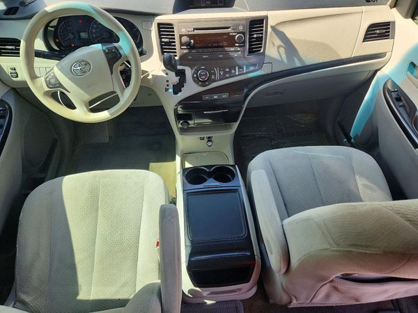 2013 TOYOTA SIENNA