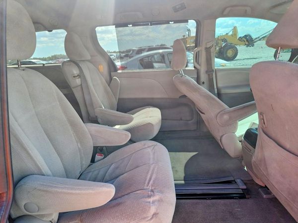 2013 TOYOTA SIENNA