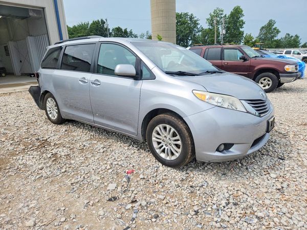 2015 TOYOTA SIENNA